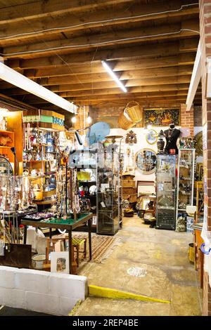 Vintage-Wohnungsdekorationen und Schmuck auf dem Flohmarkt des North Laine Bazaar, Brighton, East Sussex, England Stockfoto