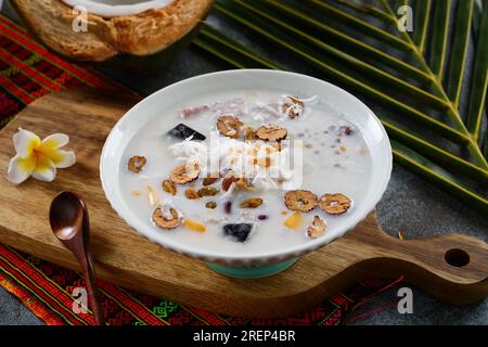 Hongkong Dessert Eine Schüssel süße Sago-Sahne mit Mango und Kokosmilch Stockfoto