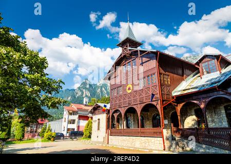 Traditionelle rumänische Architektur, kunstvoll verziert, hölzernes Aurel Stroe Kulturzentrum, Busteni, Bucegi-Berge, Rumänien Stockfoto