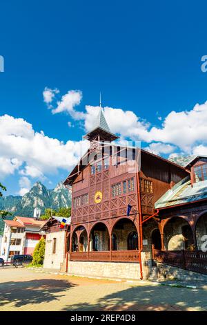 Traditionelle rumänische Architektur, kunstvoll verziert, hölzernes Aurel Stroe Kulturzentrum, Busteni, Bucegi-Berge, Rumänien Stockfoto