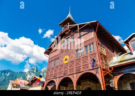 Traditionelle rumänische Architektur, kunstvoll verziert, hölzernes Aurel Stroe Kulturzentrum, Busteni, Bucegi-Berge, Rumänien Stockfoto