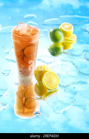 Thai Erfrischungsgetränk, Lime Eistee, schwarzer Tee mit Limettensaft und Zucker, garniert mit Limettenscheiben und Minze im Glas Stockfoto