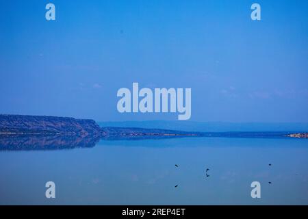 Der Lago Magadi ist der südlichste See im Kenia Rift Valley und liegt in einem Einzugsgebiet von vulkanischen Gesteinen nördlich von Tan Stockfoto