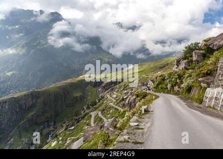 Zickzack der Straße von Manali zum Rohtang Pass. Nordindien. Stockfoto