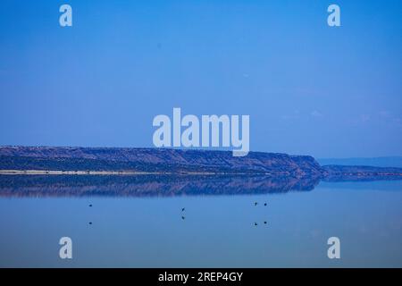 Der Lago Magadi ist der südlichste See im Kenia Rift Valley und liegt in einem Einzugsgebiet von vulkanischen Gesteinen nördlich von Tan Stockfoto