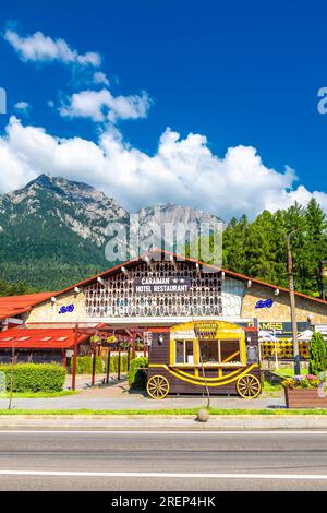 Außenansicht des Hotels Caraiman mit den Bucegi-Bergen im Hintergrund, Busteni, Rumänien Stockfoto