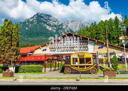 Außenansicht des Hotels Caraiman mit den Bucegi-Bergen im Hintergrund, Busteni, Rumänien Stockfoto