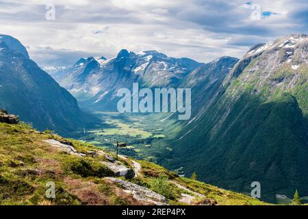 Blick auf Trolltinden oder Troll Peaks mit Europas höchstem vertikalen Felsvorsprung Trollveggen oder Trollmauer im Romsdaltal vom Nesaksla-Berg Norwegen Stockfoto