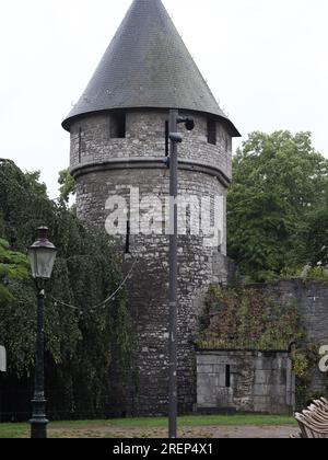 Helpoort (Hells Gate) ist Teil der ursprünglichen Stadtmauer in Maastricht, Niederlande Stockfoto