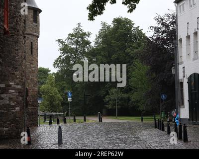 Helpoort (Hells Gate) ist Teil der ursprünglichen Stadtmauer in Maastricht, Niederlande Stockfoto