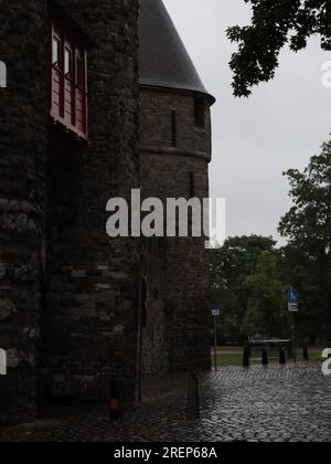 Helpoort (Hells Gate) ist Teil der ursprünglichen Stadtmauer in Maastricht, Niederlande Stockfoto