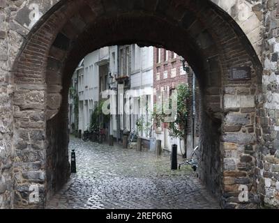 Helpoort (Hells Gate) ist Teil der ursprünglichen Stadtmauer in Maastricht, Niederlande Stockfoto