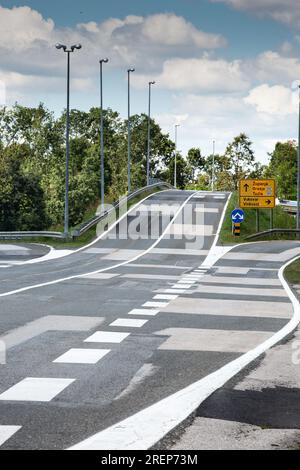 Zagreb, Kroatien. 27. Juli 2023. Die Straße an der Autobahnausfahrt, die in einem schlechten Zustand ist, aber aufgrund ihres besonderen Aussehens wird sie am 28. Juli 2023 in Zupanja, Kroatien, als „50 Shades of Grey“ bezeichnet. Foto: Emica Elvedji/PIXSELL Credit: Pixsell/Alamy Live News Stockfoto