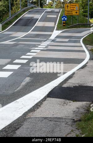 Zagreb, Kroatien. 27. Juli 2023. Die Straße an der Autobahnausfahrt, die in einem schlechten Zustand ist, aber aufgrund ihres besonderen Aussehens wird sie am 28. Juli 2023 in Zupanja, Kroatien, als „50 Shades of Grey“ bezeichnet. Foto: Emica Elvedji/PIXSELL Credit: Pixsell/Alamy Live News Stockfoto