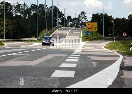 Zagreb, Kroatien. 27. Juli 2023. Die Straße an der Autobahnausfahrt, die in einem schlechten Zustand ist, aber aufgrund ihres besonderen Aussehens wird sie am 28. Juli 2023 in Zupanja, Kroatien, als „50 Shades of Grey“ bezeichnet. Foto: Emica Elvedji/PIXSELL Credit: Pixsell/Alamy Live News Stockfoto