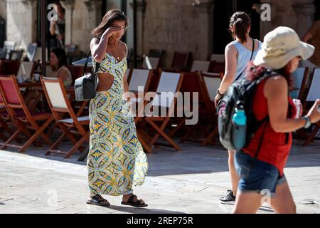 Dubrovnik, Kroatien. 29. Juli 2023. Touristen nutzten das sonnige Wetter für einen Spaziergang entlang der Stradun in Dubrovnik, Kroatien am 29. Juli 2023. Foto: Sime Zelic/PIXSELL Credit: Pixsell/Alamy Live News Stockfoto