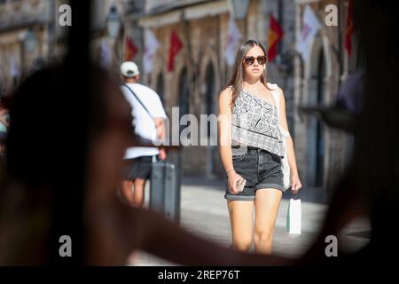 Dubrovnik, Kroatien. 29. Juli 2023. Touristen nutzten das sonnige Wetter für einen Spaziergang entlang der Stradun in Dubrovnik, Kroatien am 29. Juli 2023. Foto: Sime Zelic/PIXSELL Credit: Pixsell/Alamy Live News Stockfoto