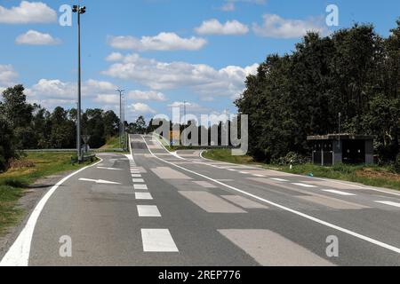 Zagreb, Kroatien. 27. Juli 2023. Die Straße an der Autobahnausfahrt, die in einem schlechten Zustand ist, aber aufgrund ihres besonderen Aussehens wird sie am 28. Juli 2023 in Zupanja, Kroatien, als „50 Shades of Grey“ bezeichnet. Foto: Emica Elvedji/PIXSELL Credit: Pixsell/Alamy Live News Stockfoto