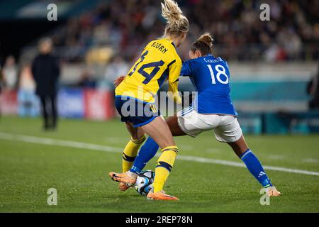 Wellington, Neuseeland. 29. Juli 2023. Wellington, Neuseeland, Juli 29. 2023: Nathalie Bjoern (14 Schweden) und Arianna Caruso (18 Italien) kämpfen beim FIFA Womens World Cup 2023 zwischen Schweden und Italien um den Ball im Wellington Regional Stadium in Wellington, Neuseeland. (Ane Frosaker/SPP) Kredit: SPP Sport Press Photo. Alamy Live News Stockfoto