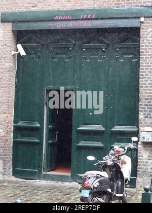 Helpoort (Hells Gate) ist Teil der ursprünglichen Stadtmauer in Maastricht, Niederlande Stockfoto