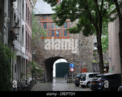 Helpoort (Hells Gate) ist Teil der ursprünglichen Stadtmauer in Maastricht, Niederlande Stockfoto