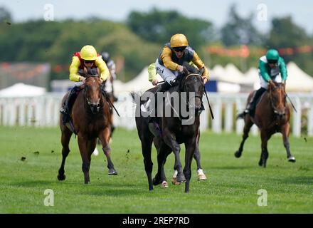 Indian Run (Centre), geritten von Jockey Daniel Tudhope, auf dem Weg, die Greatwood Charity 25. Anniversary British EBF Crocker Bulteel Maiden Stakes während des QIPCO King George Day auf der Rennbahn Ascot, Berkshire, zu gewinnen. Bilddatum: Samstag, 29. Juli 2023. Stockfoto