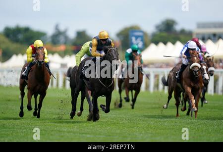 Indianischer Run (zweite links), geritten von Jockey Daniel Tudhope auf dem Weg zum Gewinn des Greatwood Charity 25. Anniversary British EBF Crocker Bulteel Maiden Stakes während des QIPCO King George Day in Ascot Racecourse, Berkshire. Bilddatum: Samstag, 29. Juli 2023. Stockfoto