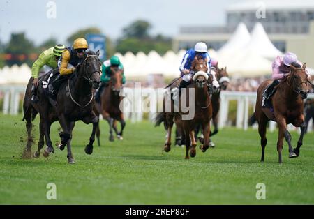 Indian Run (links), geritten von Jockey Daniel Tudhope auf dem Weg zum Gewinn des Greatwood Charity 25. Anniversary British EBF Crocker Bulteel Maiden Stakes während des QIPCO King George Day in Ascot Racecourse, Berkshire. Bilddatum: Samstag, 29. Juli 2023. Stockfoto