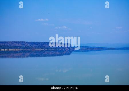Der Lago Magadi ist der südlichste See im Kenia Rift Valley und liegt in einem Einzugsgebiet von vulkanischen Gesteinen nördlich von Tan Stockfoto