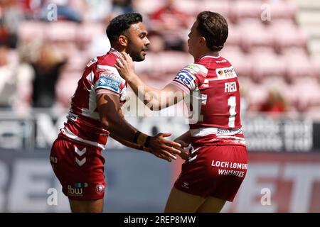 Bevan French der Wigan Warriors (links) feiert mit Jai Field, nachdem er während des Spiels der Betfred Super League im DW Stadium, Wigan, einen Versuch gemacht hat. Bilddatum: Samstag, 29. Juli 2023. Stockfoto