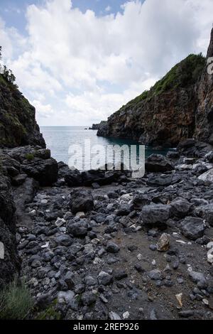 Wunderschöner versteckter Strand. Die Saraceno-Grotte liegt am Meer in Salerno, Kampanien, Salerno, Italien Stockfoto