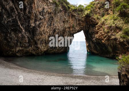 Wunderschöner versteckter Strand. Die Saraceno-Grotte liegt am Meer in Salerno, Kampanien, Salerno, Italien Stockfoto