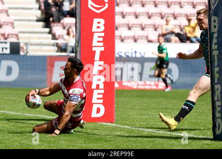 Bevan French der Wigan Warriors (links) versucht es beim Spiel der Betfred Super League im DW Stadium in Wigan. Bilddatum: Samstag, 29. Juli 2023. Stockfoto