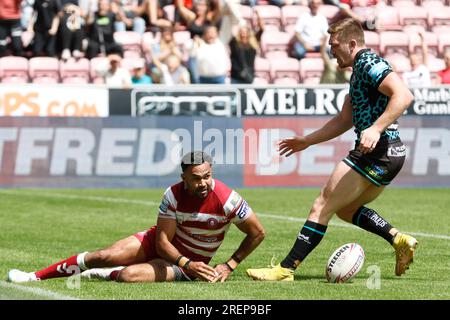 Bevan French der Wigan Warriors (links) versucht es beim Spiel der Betfred Super League im DW Stadium in Wigan. Bilddatum: Samstag, 29. Juli 2023. Stockfoto