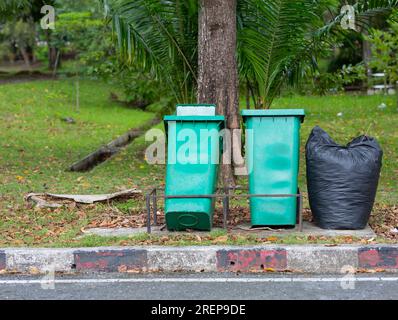 Müll und schwarze Säcke Umweltschutz und Mülldeponie Stockfoto