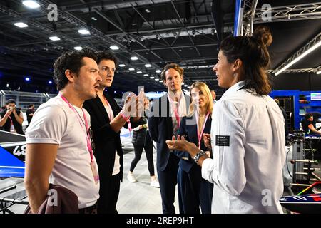 7/29/2023 - Schauspieler Alexander Vlahos, George Webster und Jack Fox sprechen während der Formel-E-Runde 15 mit einem Mitglied des Maserati MSG Racing Teams - London E-Prix in, . (Foto: Sam Bagnall/Motorsport Images/Sipa USA) Guthaben: SIPA USA/Alamy Live News Stockfoto