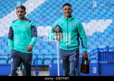 Sheffield, Großbritannien. 29. Juli 2023. Der Verteidiger am Sheffield-Mittwoch, Pol Valentin und Juan Delgado, treffen vor dem Sheffield Wednesday FC gegen Luton Town FC Pre-Season Friendly im Hillsborough Stadium, Sheffield, Großbritannien am 29. Juli 2023 ein. Gutschrift: Jede zweite Media/Alamy Live News Stockfoto