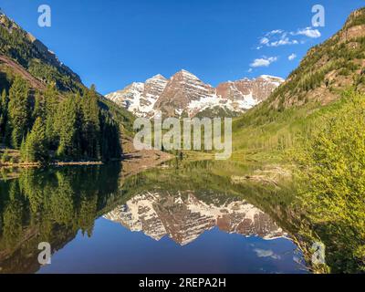 Legendärer Schnee und Reflexionen in den Marron Bells in der Nähe von Apsen CO Stockfoto