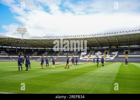 Hull, UK. 29. Juli 2023 Football League-freundlich: Hull City AFC gegen FC Nantes. Das FC Nantes Team schaut sich das Spielfeld an. Kredit Paul Whitehurst/Alamy Live News Stockfoto