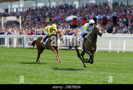 Heiliger Engel (rechts), geritten von Jockey Jason Hart auf dem Weg, die Bateaux London Princess Margaret Stakes während des QIPCO King George Day auf der Rennbahn Ascot, Berkshire zu gewinnen. Bilddatum: Samstag, 29. Juli 2023. Stockfoto