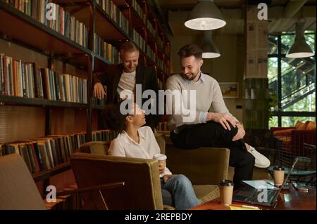 Ein Team von Kollegen aus verschiedenen Rassen, die über das Projekt sprechen Stockfoto