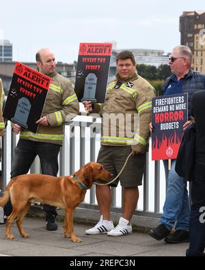 29., Juli 2023. Glasgow, Schottland, Großbritannien. Die Feuerwehr der Union Scottish Branch protestiert gegen die vorgeschlagenen Kürzungen der Rettungsaktion für den Fluss, von denen sie behaupten, dass sie Leben kosten werden. Diese Aktion wurde von der Glasgow Humane Society und dem ehemaligen Retter George Parsonage unterstützt. Die Humane Society hatte ein kleines Kontingent von Booten auf dem Fluss an der Glasgow/Clyde Arc Bridge. Kredit. Douglas Carr/Alamy Live News Stockfoto