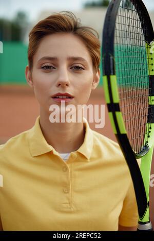 Nahaufnahme des Gesichtsbildes einer jungen Teenager-Tennisspielerin Stockfoto