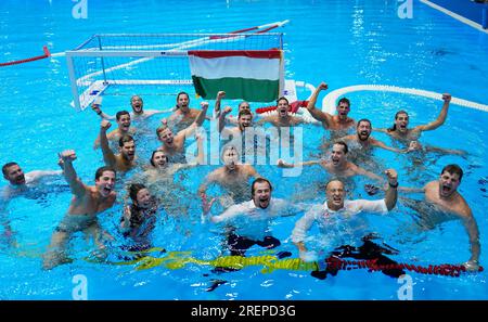Fukuoka, Japan. 29. Juli 2023. Das ungarische Team feiert nach dem Wasserpolo-Finale der Männer gegen Griechenland bei den Aquatics World Championships 2023, die am 29. Juli 2023 in Fukuoka, Japan, stattfinden. Kredit: Zhang Xiaoyu/Xinhua/Alamy Live News Stockfoto