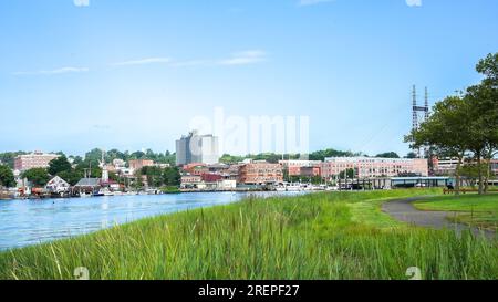 NORWALK, CT, USA - 28. JULI 2023: Blick vom Veterans Park an schönen Sommertagen mit Stadtlandschaft und Norwalk River Stockfoto
