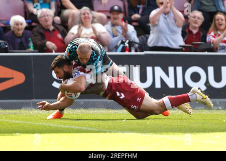 Abbas Miski (Front) der Wigan Warriors holt beim Spiel der Betfred Super League im DW Stadium in Wigan einen Versuch ab. Bilddatum: Samstag, 29. Juli 2023. Stockfoto