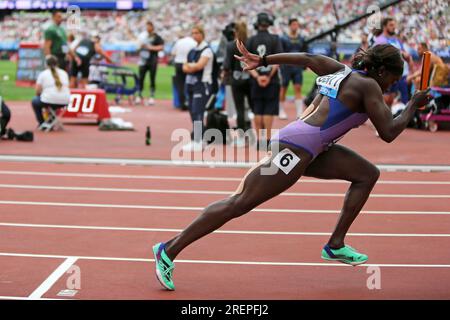 Annie TAGOE auf der ersten Etappe für das Team Großbritannien 1 im weiblichen 4 x 100m Relay Final bei der 2023, IAAF Diamond League, Queen Elizabeth Olympic Park, Stratford, London, Großbritannien. Stockfoto