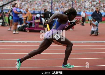 Annie TAGOE auf der ersten Etappe für das Team Großbritannien 1 im weiblichen 4 x 100m Relay Final bei der 2023, IAAF Diamond League, Queen Elizabeth Olympic Park, Stratford, London, Großbritannien. Stockfoto