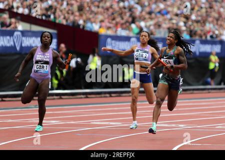 Aleia HOBBS (Vereinigte Staaten von Amerika) überquert die Ziellinie im 4 x 100m Relay Final der Frauen bei der 2023, IAAF Diamond League, Queen Elizabeth Olympic Park, Stratford, London, Großbritannien. Stockfoto