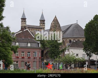 Blick auf die Basiliek van Onze Lieve Vrouwe (Basilika unserer Lieben Frau) romanische katholische Kirche in Maastricht, Niederlande Stockfoto